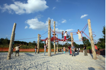 Jeux en bois pour les enfants à Axo'plage, lac de Monampteuil FX-Dessirier/CG02
